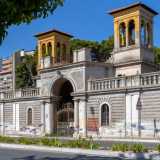 Ai lati del portale troviamo invece due strutture pi� basse con finestre arcuate, sovrastate da una balaustra in pietra